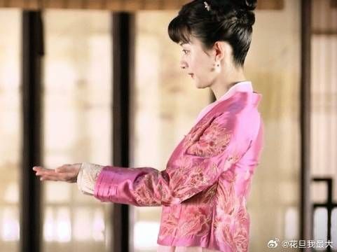 于是那天 明兰摊开双手 任由一切流走
