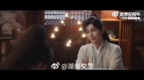 成毅提醒大家 来历不明的饮料不能喝哦