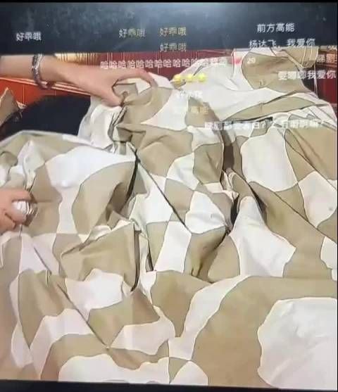 黄子华剧中叫佘诗曼剪指甲，网友翻出旧作