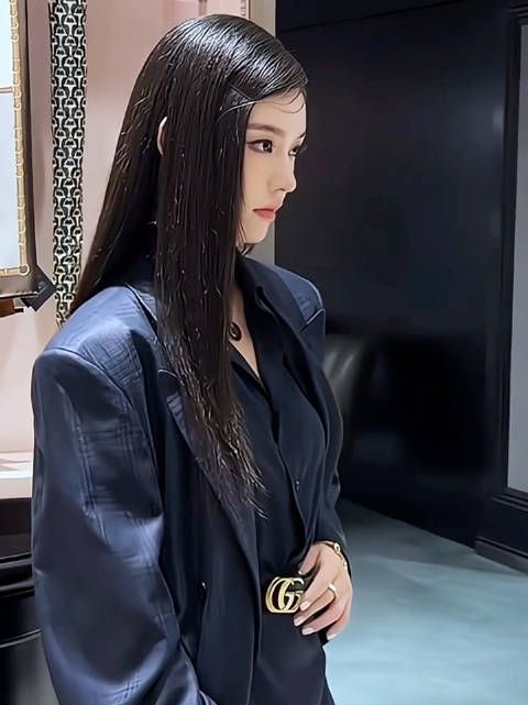 以为是哪个新晋女团成员 结果是林允 美得好新…. cr.死了都要喝奶茶