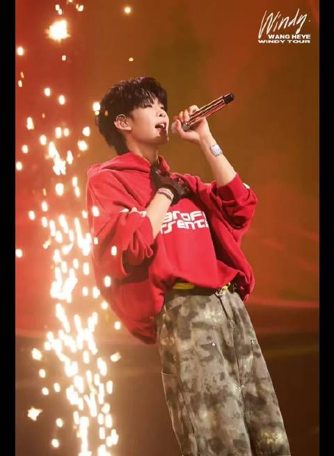 王赫野WINDY巡回演唱会成都站开唱，演唱致你大风吹等金曲