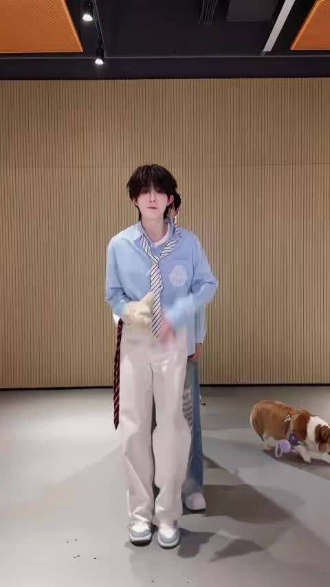 昨天TOP徐州演唱会最巧的事是台下出现了两位李飞