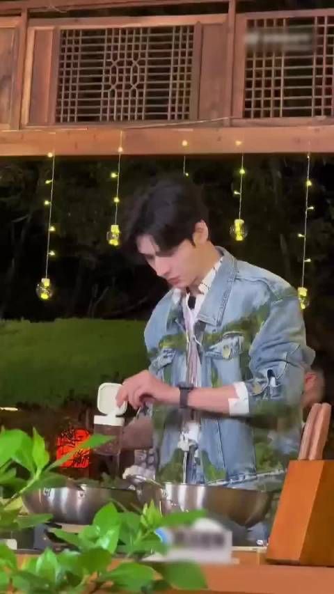 龚俊颠勺做回锅肉，干净利落好养眼