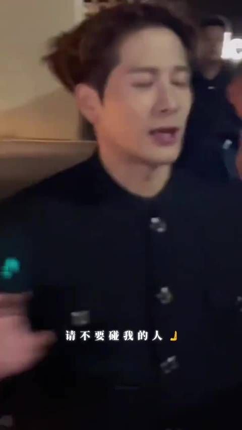 王嘉尔东京机场与路人合照，90度鞠躬显教养