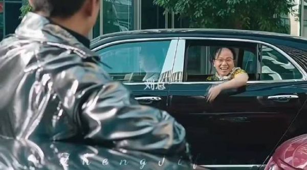 放在今天再看这个视频，原来这是个梗