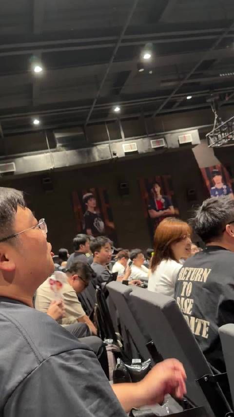 现场水油喊：王淳煜，上班啦 ，有演唱会那味儿了