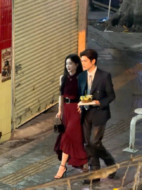 红裙孟子义看起来格外美丽大方！