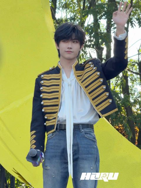 王子服子墨儿登场中 .