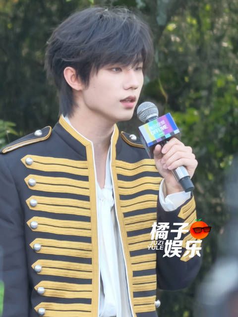 墨墨现场和粉丝清唱《锁》 完全视听盛宴来的
