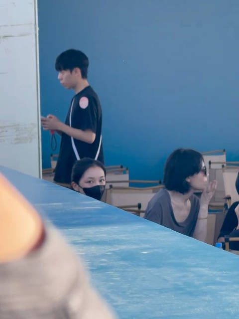 网友偶遇王菲李嫣现身阿那亚音乐节，李嫣这个镜头感好强，一秒捕捉到