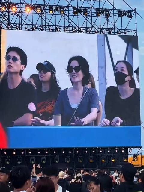 王菲李嫣一起去看窦靖童演出，57岁状态真好，母女俩躲镜头太可爱了