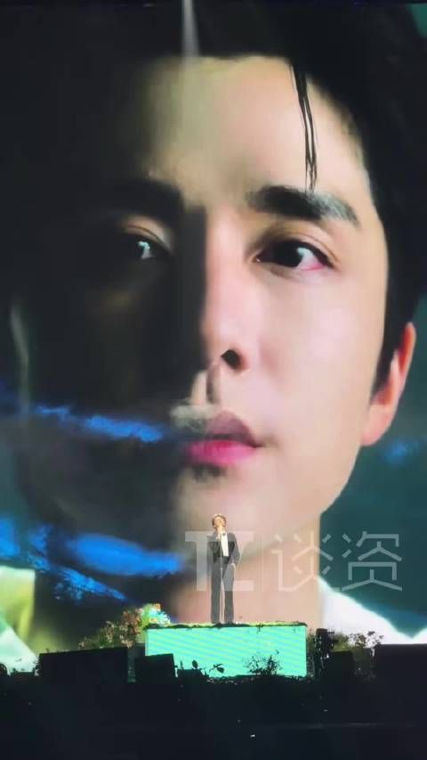 这张脸就默默出现在大屏让人无法移开眼睛！