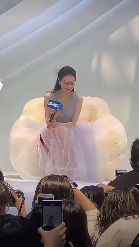 哎，长得美确实没办法，整一下衣服都这么妩媚