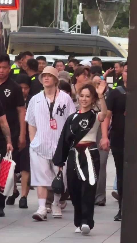 邓紫棋拉美卷辣妹，新造型蓬松卷发高街穿搭酷