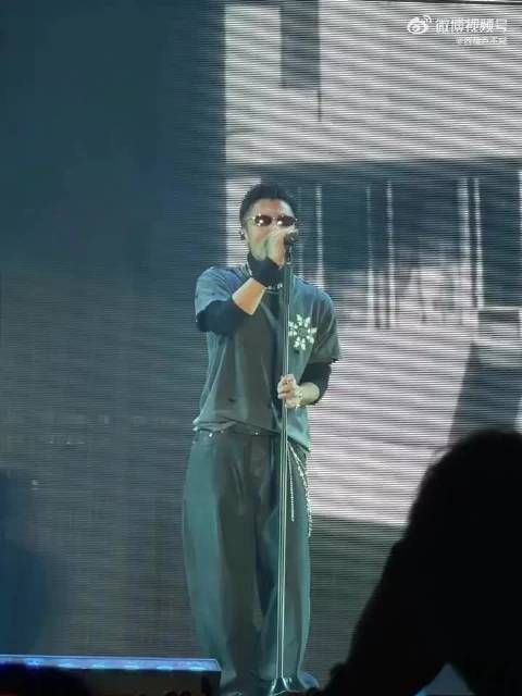 谢霆锋太原生日场演唱会现场满满当当全是到场支持的歌迷！俺先看为敬！