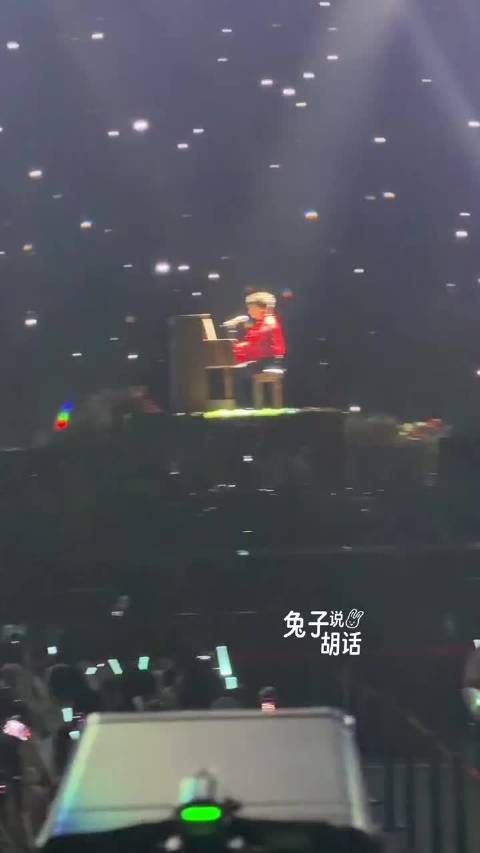 张新成演唱会舞美搬树林，英文歌惊艳全场