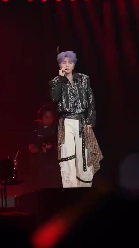 王俊凯南京演唱会紫发惊艳亮相皮衣眉钉气场全开