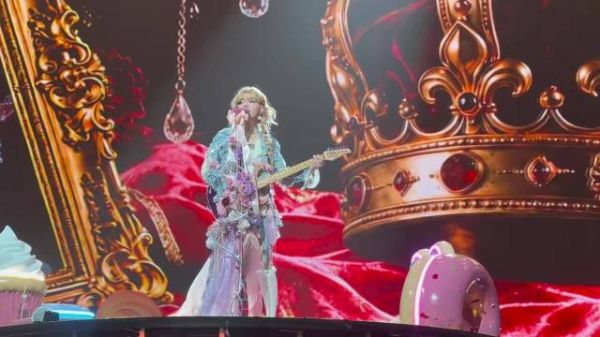 黄霄雲一会公主一会女王，杭州演唱会红酒杯洒落