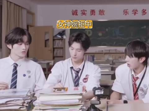 我不允许有人错过男同学们给班花献殷勤结果连累班花罚站小剧场
