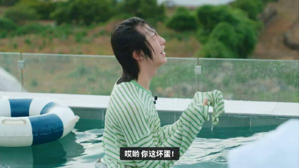 啊啊啊啊啊咋这样 猝不及防给咪推进水里吓得花容失色还湿透了