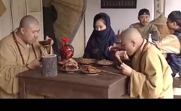 这才是真的和尚，吃芋头连皮都吃下去，假和尚吃酒肉