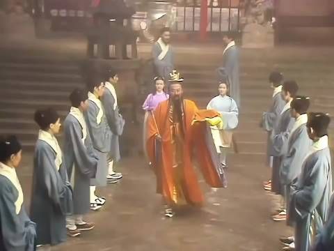 以前的演员走路四平八稳，现在的演员走路东摇西晃， 没有一点古人的样子