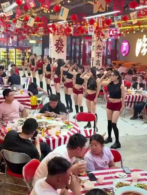 好家伙，吃个饭顺便看演出，这老板太会整活了