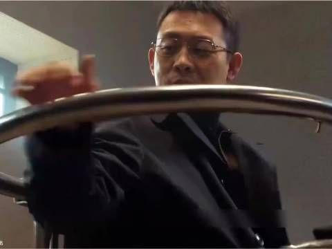 “男人好奇坐在审讯椅子上，这把自己锁住了…”