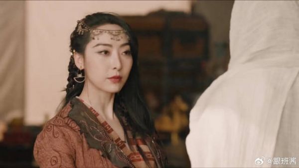 情敌变盟友，联手对抗强敌的意外转折