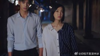 元宋患夜盲症，贺繁星主动牵他走，元宋趁机占便宜