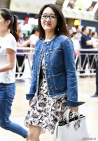 55岁杨钰莹带火了一种新穿法：“牛仔外套+印花裙”，时髦又减龄