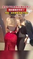 美女为了穿上漂亮礼服也是拼了，网友：这衣服是非穿不可吗