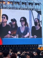 王菲李嫣一起去看窦靖童演出，57岁状态真好，母女俩躲镜头太可爱了