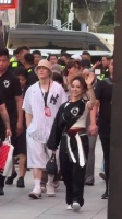 邓紫棋拉美卷辣妹，新造型蓬松卷发高街穿搭酷