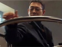 “男人好奇坐在审讯椅子上，这把自己锁住了…”