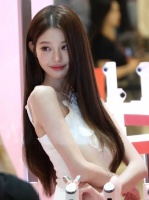 张元英站在那里，就是世间最美好的风景