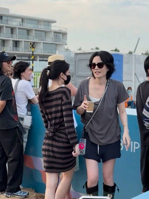 王菲带小女儿李嫣，支持大女儿窦靖童阿那亚音乐节