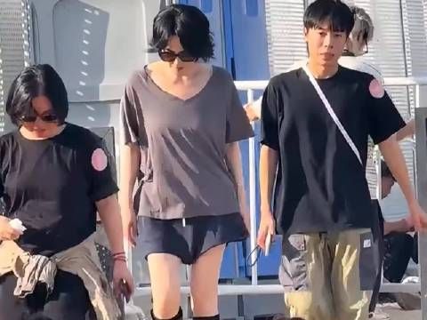 王菲带李嫣看窦靖童演出，素颜露面身材纤瘦