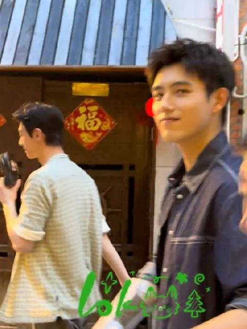 这也太幸福了 助理不让收信 陈飞宇下一秒就让工作人员收了还跟粉丝挑了下眉毛