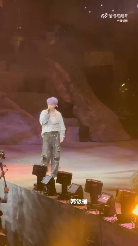 王俊凯南京演唱会紫发配眉钉贴片，新造型闪耀舞台