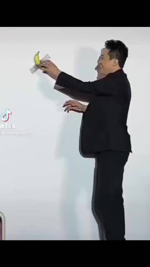孙宇晨最抽象的还是当初4500万拍下香蕉并且当场吃掉的那次