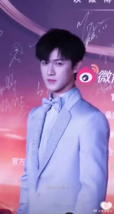 眼睛是随时可以瞄到恣意的，接受到指令立马跟上的云瑞