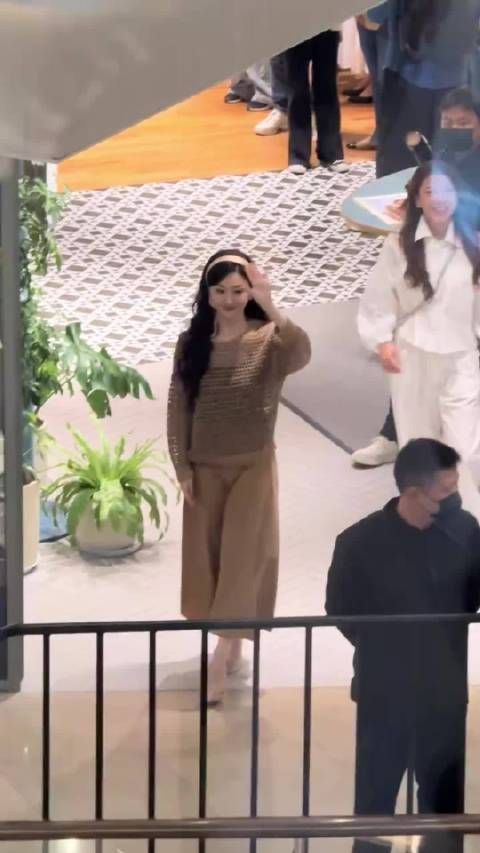 景甜风波后状态佳,偶遇逛商场心情甜美