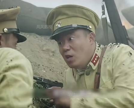伪军队长不想伤害中国同胞,竟命令手下在战场上放空枪