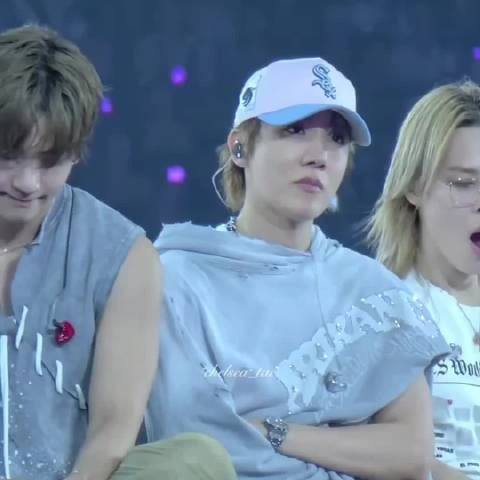 演唱会中无意识出现了打哈欠后像一个做错事的小男孩一样的JIMIN，可爱！