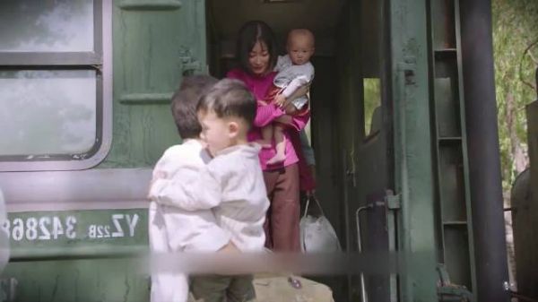 男人带妻子儿女去看望父亲，却被警卫员拦在门外，殊不知男人身份不简单！