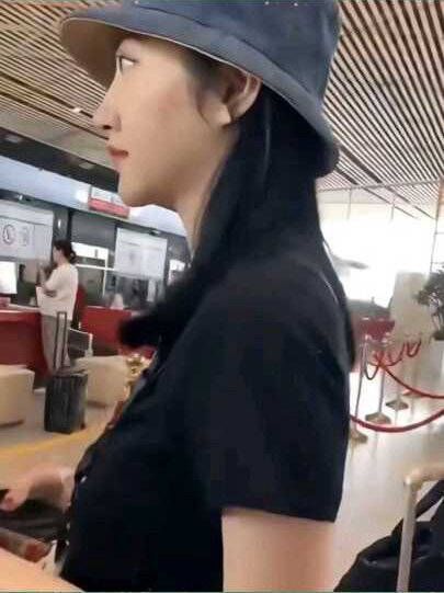 景甜风波后首现身，穿露脐短T小腹平坦，摘掉墨镜笑容清甜心情好！