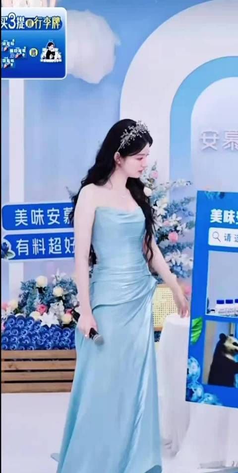 王楚然直播玩梗,称连笑都不敢怕命运不服