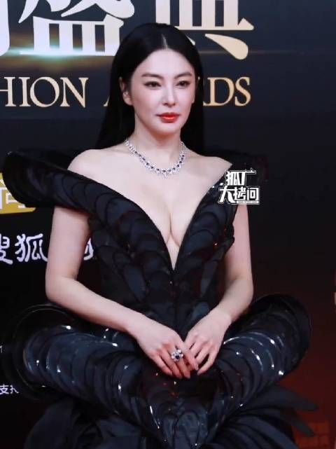 张雨绮红毯现场直拍，状态真好 你喜欢张雨绮吗？