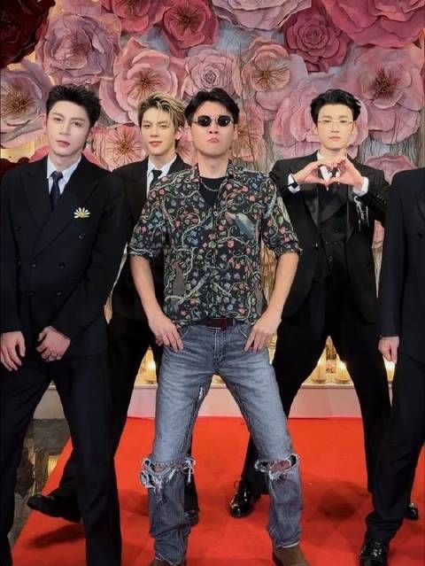 岁月渐长，举手投足间皆染上淡淡辛酸